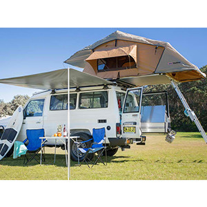 Centre Troopcarrier Outback with Roof Tent2 Personas Centre Troopcarrier Outback with Roof Tent2 Personas5.jpg